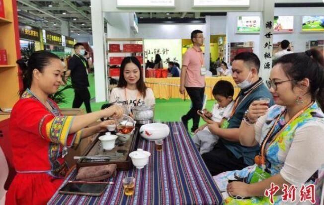 关于第十四届湖南茶业博览会长沙开幕 新式茶饮成亮点的消息(1)
