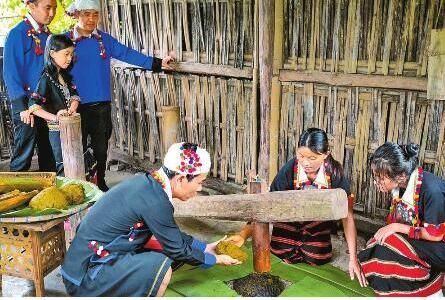 关于梁河县:茶区成景区茶山变金山的相关内容