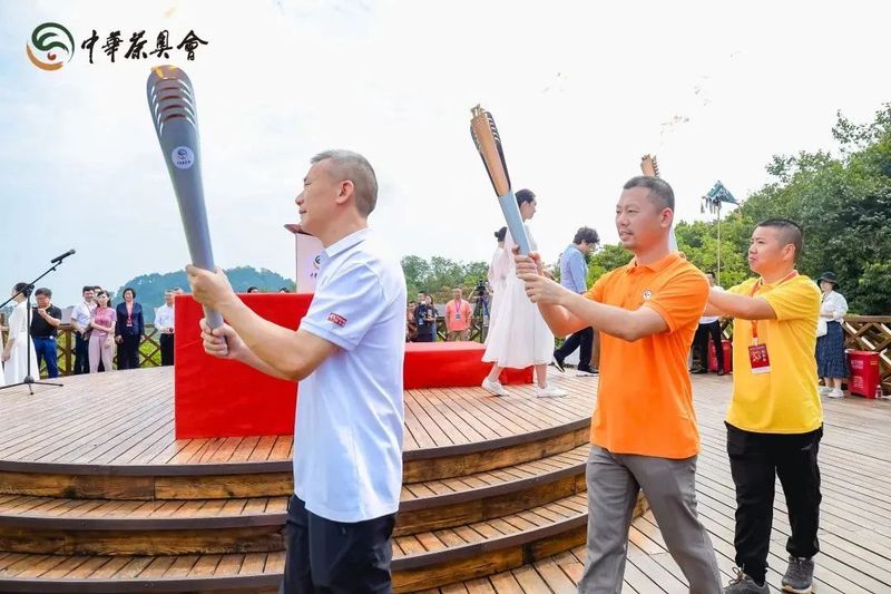 关于第八届中华茶奥会圣火采集、传递仪式在杭州举行!的相关内容(4)