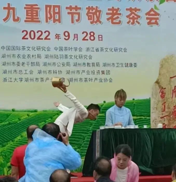 关于湖州市第十三届全民饮茶活动暨九九重阳节敬老茶会在湖州举行的信息(9)