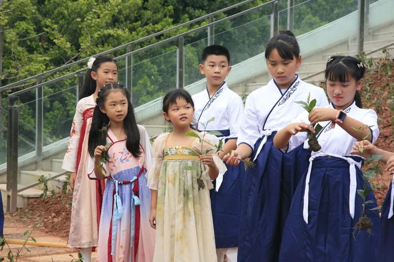 关于喜迎二十大 国庆有约——茶文化公园青少年茶会成功举行的最新消息(4)