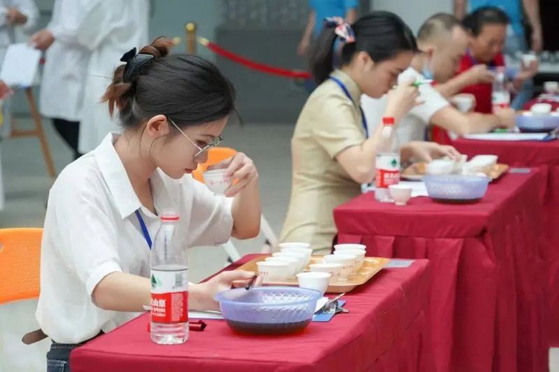 关于“90后”茶人获金舌头金奖!梧州六堡茶民间斗茶大赛结果出炉的内容(4)