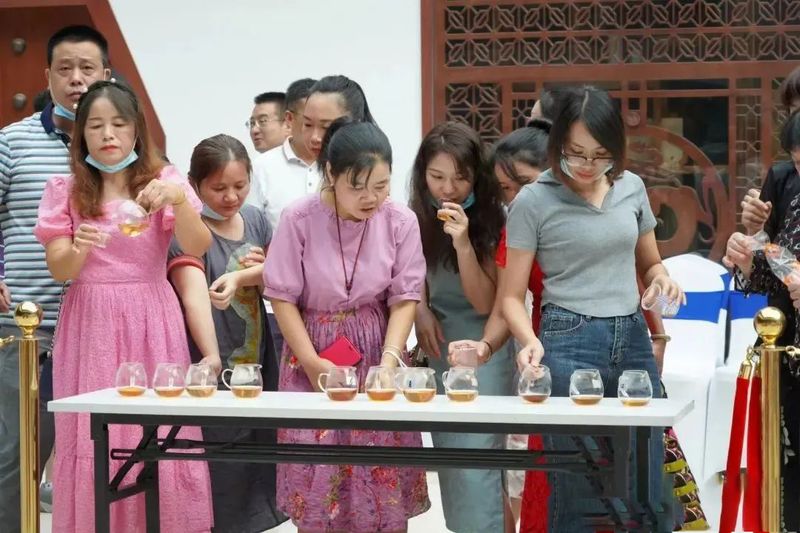 关于“90后”茶人获金舌头金奖!梧州六堡茶民间斗茶大赛结果出炉的内容(2)