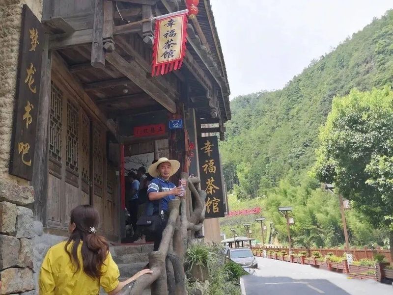 有关于“幸福茶馆”成网红 昔日“五无”乡变幸福地的相关内容