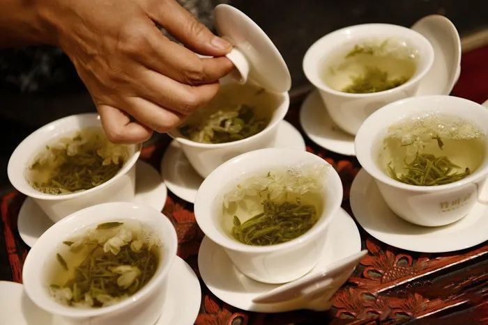 关于掌中盖碗啜新绿 花茶氤氲半城客的内容