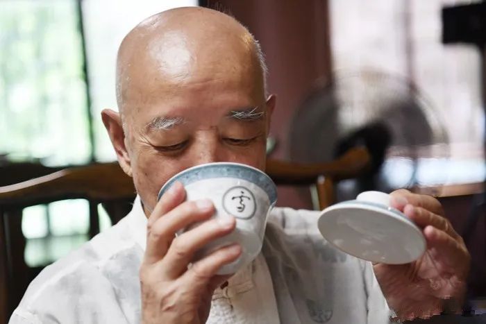 关于掌中盖碗啜新绿 花茶氤氲半城客的内容(3)
