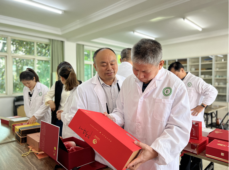 有关于湖南红茶“十大制茶工匠”、“十大产品品牌”专家评审会举行的新闻(7)