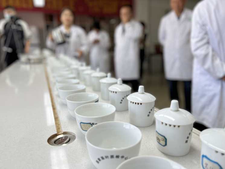 有关于湖南红茶“十大制茶工匠”、“十大产品品牌”专家评审会举行的新闻(6)