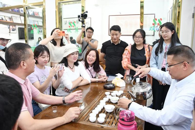 关于振兴茶产业 媒体来助力，厦门市安溪商会组织媒体记者走进安溪茶乡的相关内容(17)
