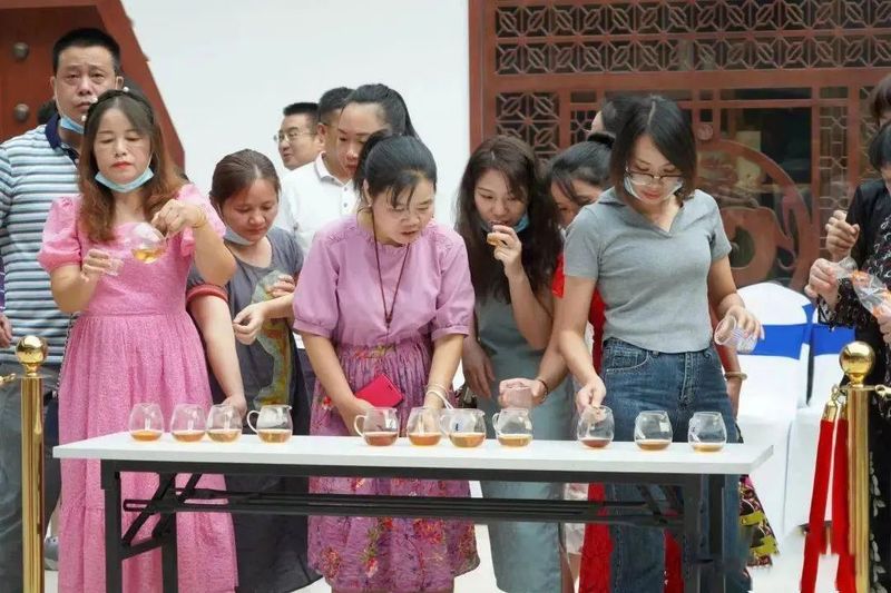 有关于54个茶样分获金、银、铜奖，“90后”茶人获金舌头金奖丨梧州六堡茶民间斗茶大赛总决赛精彩纷呈的相关内容(2)