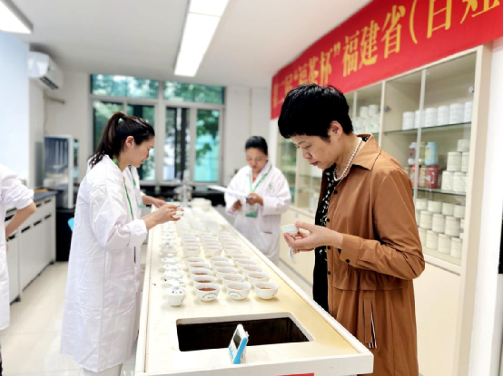 有关于福建省市场监督管理局、省供销社领导莅临大赛评审现场指导的消息(4)