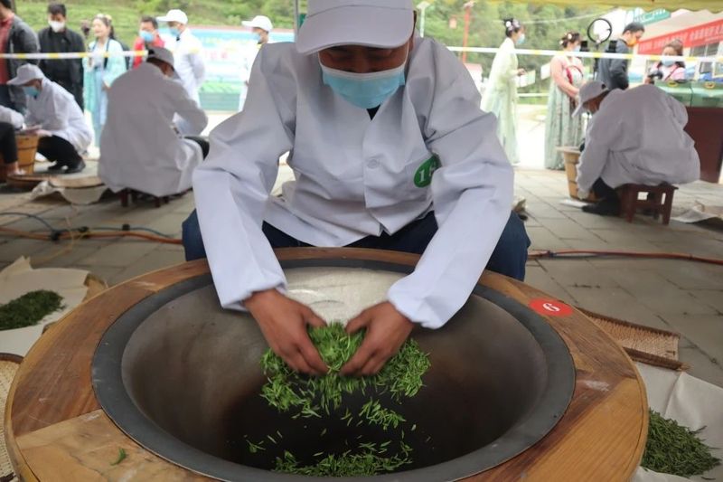 有关于漆树坝镇：茶叶链上党旗飘的消息(2)