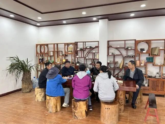 关于中国科学院昆明植物研究所研究员张颖君一行深入永德开展茶产业调研的新闻(3)
