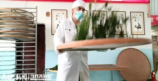 关于凤冈:茶农兄弟冬天采制“雪茶”香的消息(5)