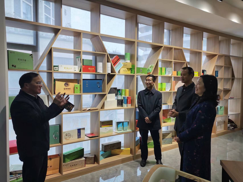 关于雅安市政协主席戴华强视察名山区茶业协会茗事民商工作的信息(2)