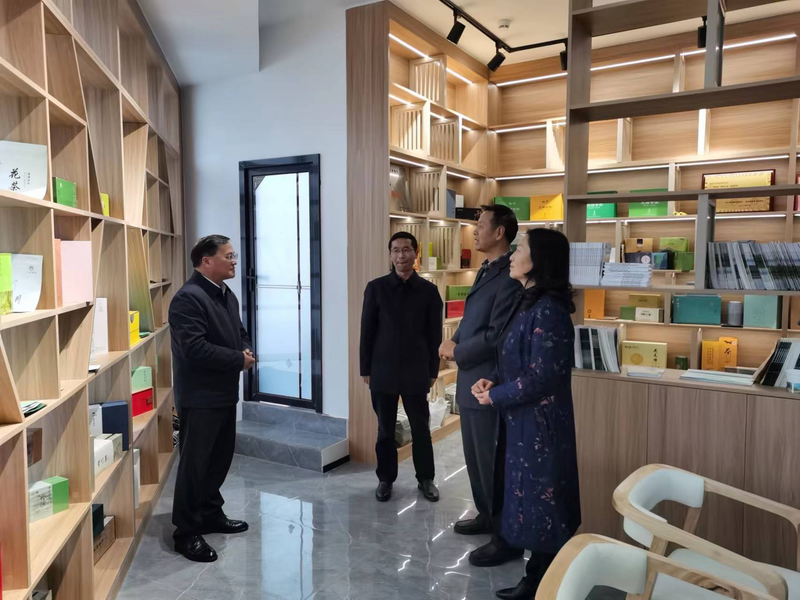 关于雅安市政协主席戴华强视察名山区茶业协会茗事民商工作的信息(1)