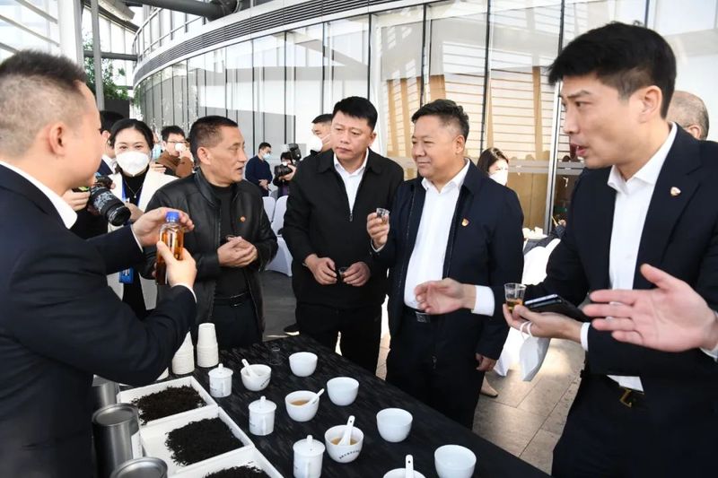有关于上海中心举行《巅峰会客厅》茶文化专题论坛的消息(1)