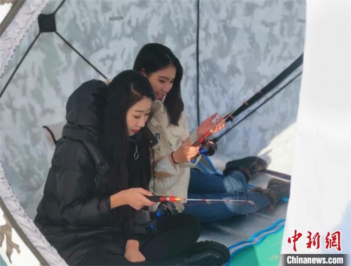 有关于黑龙江省首届冰雪露营大会“围炉煮茶”暖意浓的消息(1)