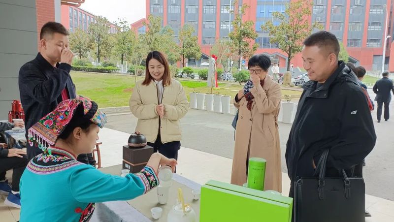 关于书香茶香交融！贵州大学茶学院打造“贵州绿茶”校园多功能展示体验区的信息(14)