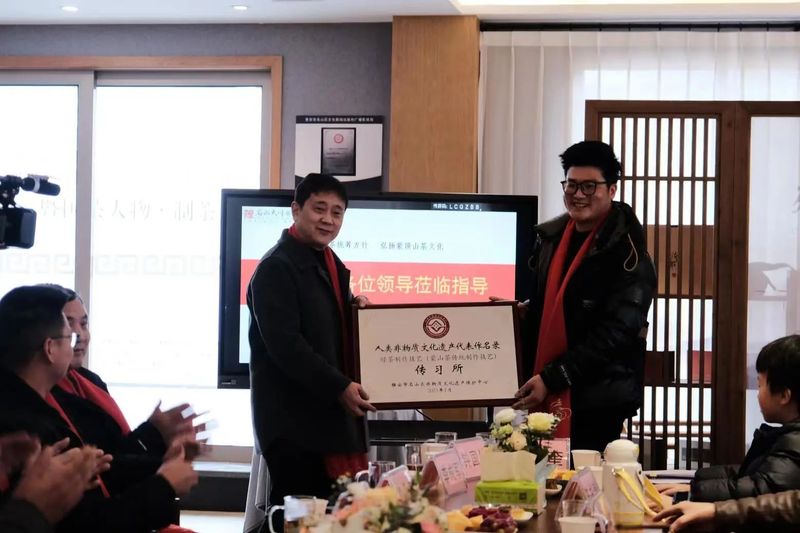 有关于蒙顶山茶传统制作技艺传习所揭牌仪式暨国茶人物·制茶大师庆贺典礼成功举办的新闻(1)