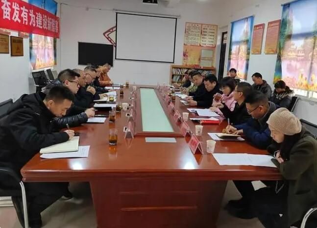 有关于贵州铁投集团到腊寨村调研茶产业开发工作的新闻(2)