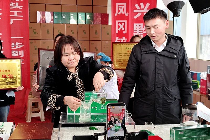 关于茶企走进网络直播 线上线下齐头并进的消息(1)