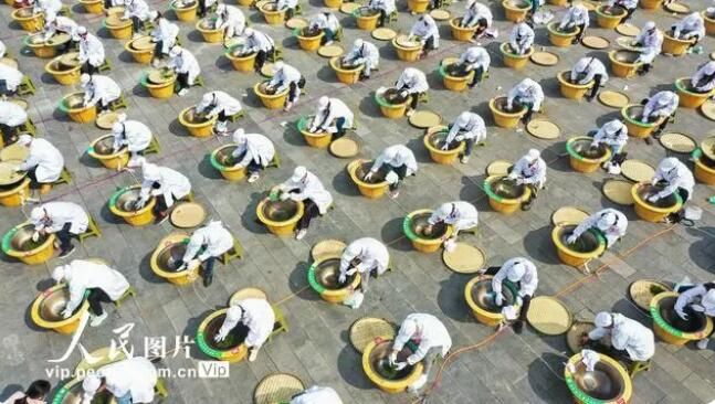 关于贵州晴隆：炒茶挑战拼技艺的相关信息(1)