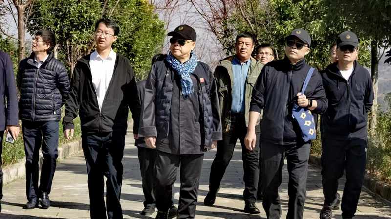 有关于巍然屹立 王者风范  莫言为锦秀茶尊题字的相关内容(1)