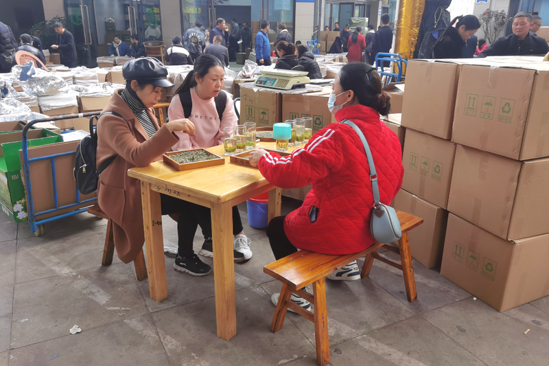 有关于交易量达1400吨 交易规模超8亿元 世界茶都茶叶交易市场交易火爆的消息(3)