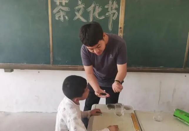 有关于新县陈店乡 不负春天好时光 茶乡学子采茶忙的新闻(4)