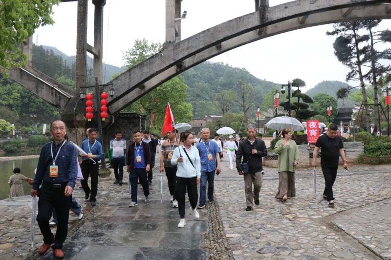 关于百余嘉宾游浮梁 感受瓷源茶乡魅力的资讯(2)
