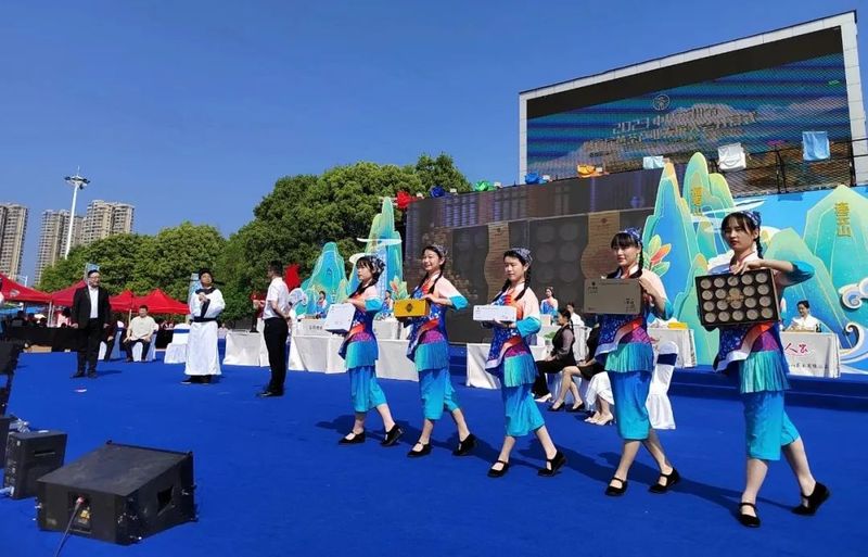 关于岳阳黄茶火出圈！产量和产值占全国黄茶产业半壁江山！的新闻(2)