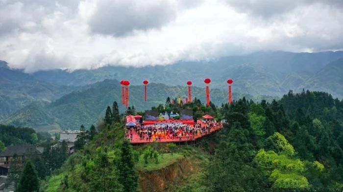 有关于广西龙胜古树茶祭茶节上演“少女飞天采茶”的最新消息
