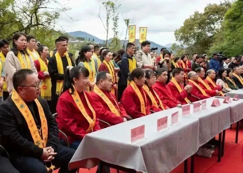 有关于武夷山青年茶人举办“喊山祭茶”民俗文化活动的资讯(2)