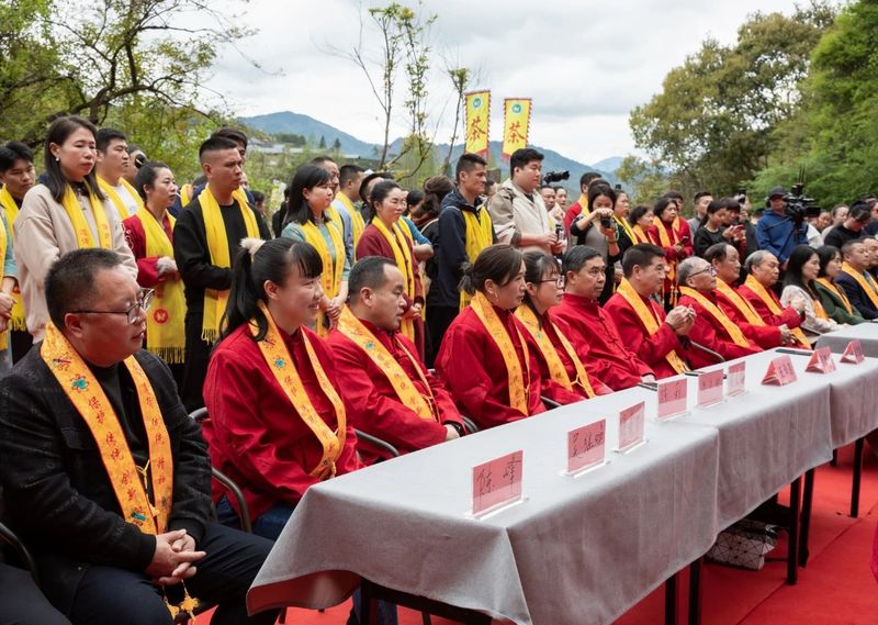 有关于“喊山祭茶” 青年茶人努力传承和弘扬武夷茶文化 感恩大自然的馈赠的新闻(3)