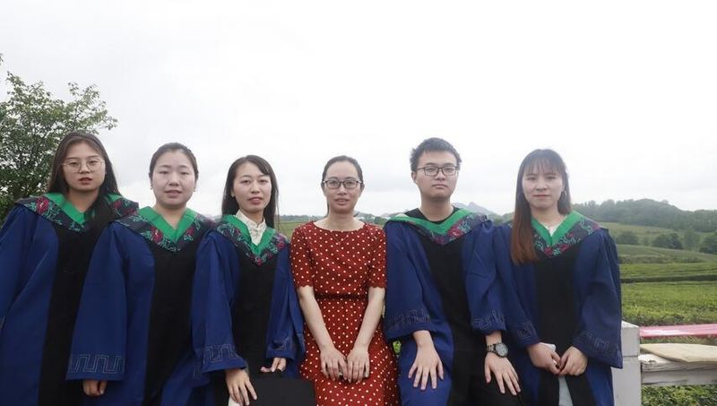 关于贵州大学：茶园里的毕业典礼的资讯(8)