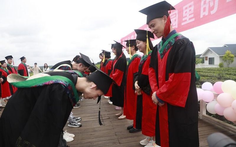 关于贵州大学：茶园里的毕业典礼的资讯(9)