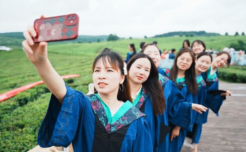 关于贵州大学：茶园里的毕业典礼的资讯(4)