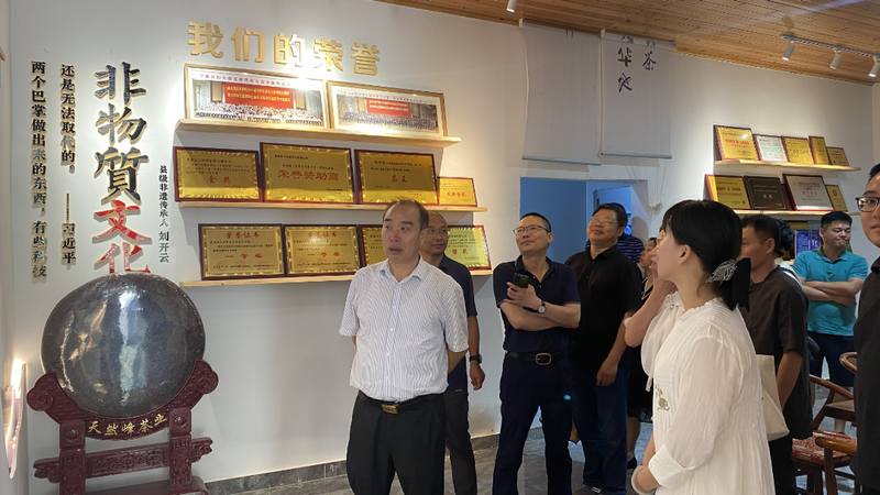 有关于深入基层：开展茶产业发展专题调研的相关内容