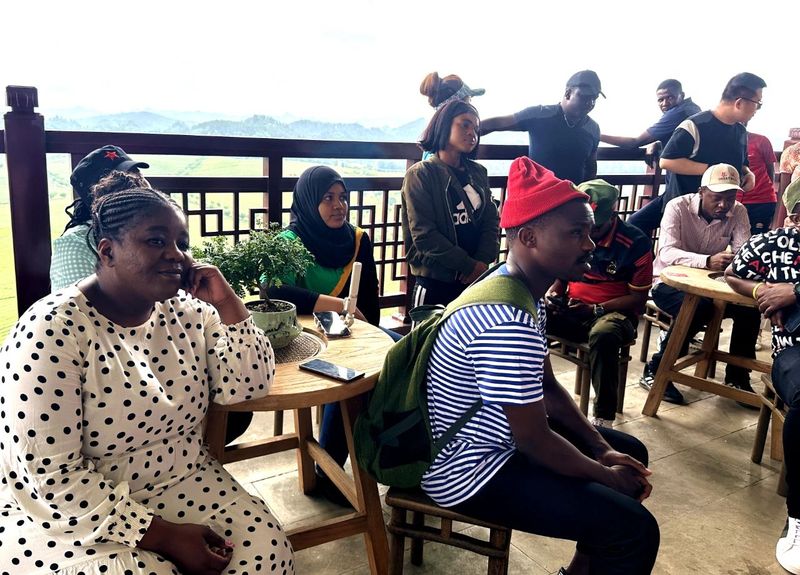 有关于非洲政党青年干部研讨班走进湄潭的新闻(2)