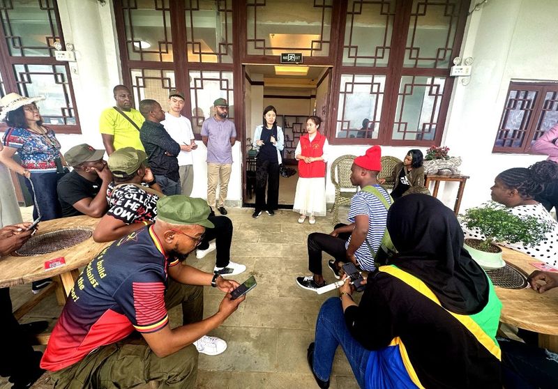 有关于非洲政党青年干部研讨班走进湄潭的新闻(1)