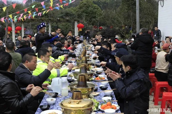 有关于明前茶开采 珙县游人如织的消息(2)