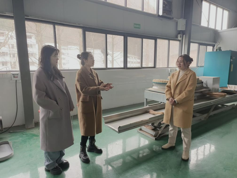 关于略阳县农业农村局派专业人员到杨家坝村现场指导茶园提升改造项目建设的新闻(3)