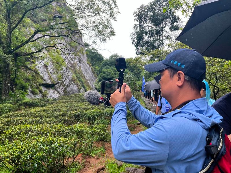 有关于两岸媒体采访团走进武夷山！用镜头记录武夷山水茶的内容(1)