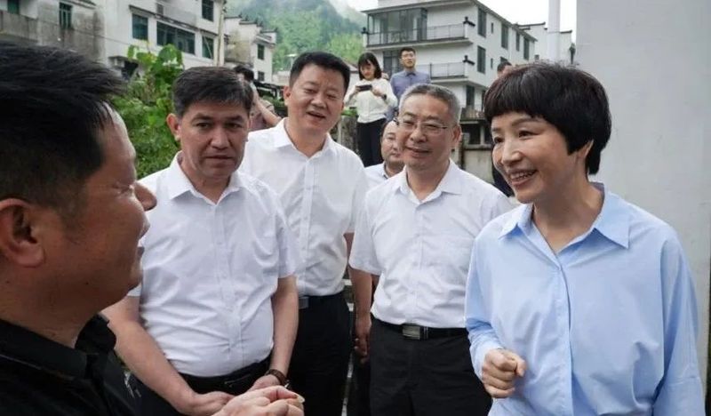 关于卢小青在婺源县调研茶产业发展工作的相关内容(3)