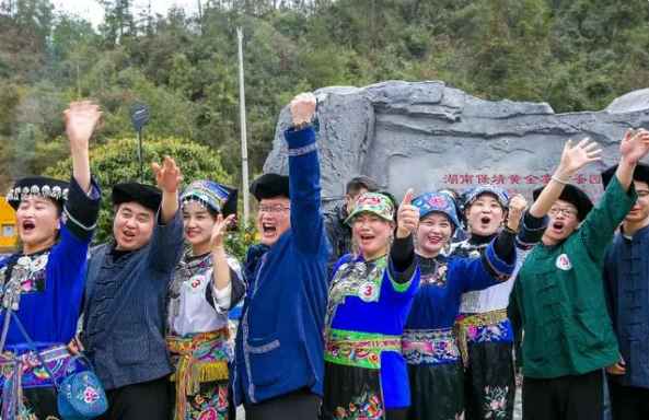 有关于茶艺师“斗茶”秀绝活 黄金茶香飘村茶大赛的内容(2)