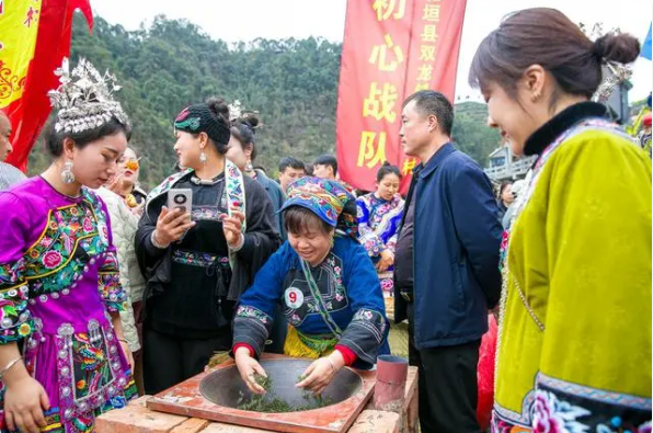 有关于茶艺师“斗茶”秀绝活 黄金茶香飘村茶大赛的内容(1)