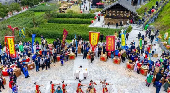 有关于茶艺师“斗茶”秀绝活 黄金茶香飘村茶大赛的内容