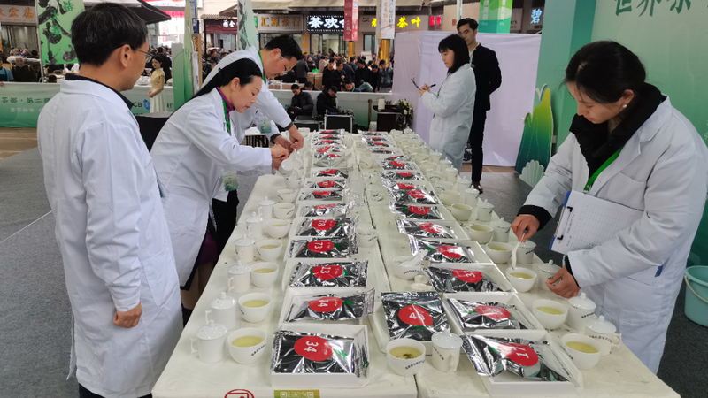 有关于鉴茶助市 争茗夺香 名山区世界茶都第二届斗茶大赛举行的新闻(2)