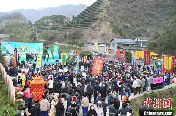 关于非遗村茶大赛 湖南湘西14支制茶队指尖较量“真功夫”的最新消息(6)